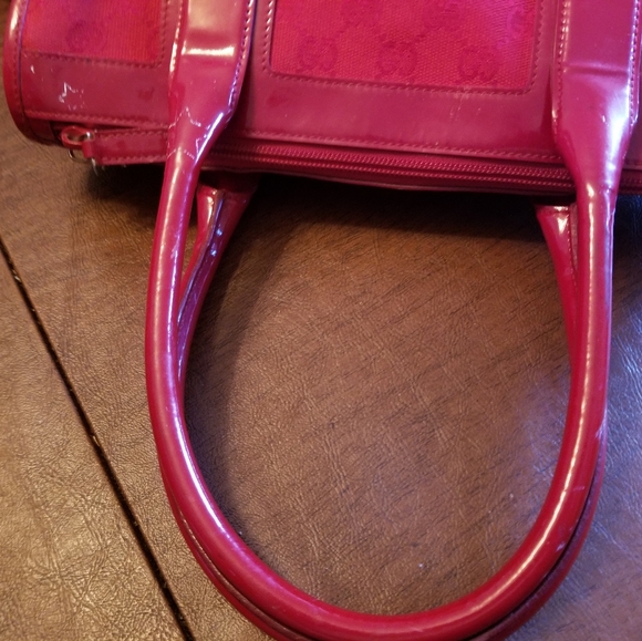 GUCCI Vintage red signature tote in very good condition. Comes with COA - Picture 12 of 13